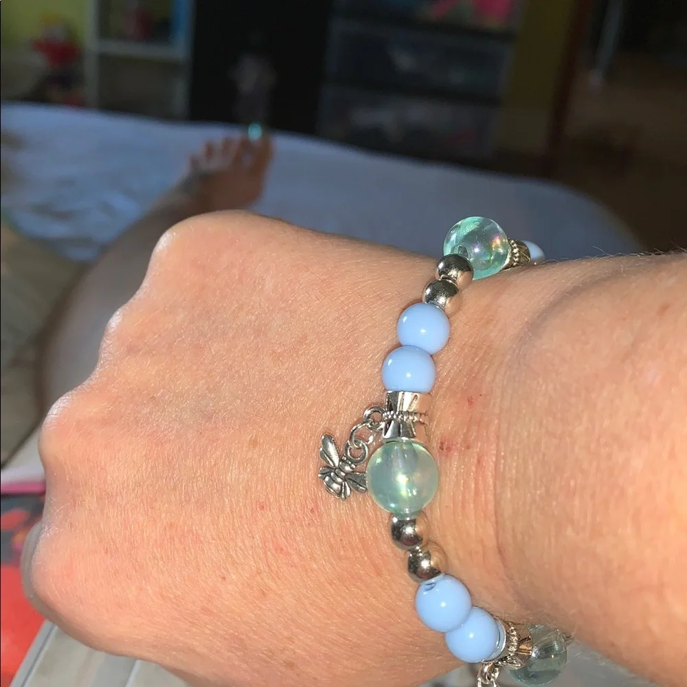 Blue iridescent and silver stretch bracelet with beach charms - Picture 5 of 5